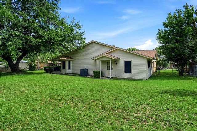 1004 Gladstone Avenue, Azle, TX 76020
