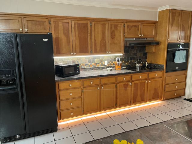 1004 Gladstone Avenue, Azle, TX 76020