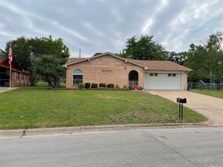 1004 Gladstone Avenue, Azle, TX 76020