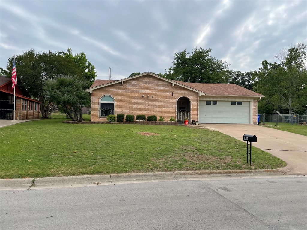 1004 Gladstone Avenue, Azle, TX 76020
