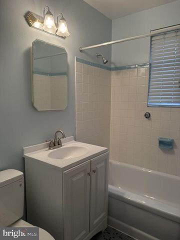 821 KENYON LN, Newark, DE 19711