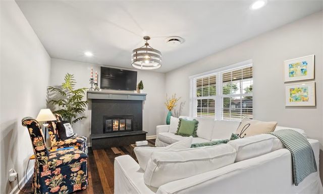 1004 NE 2nd Street, Bentonville, AR 72712