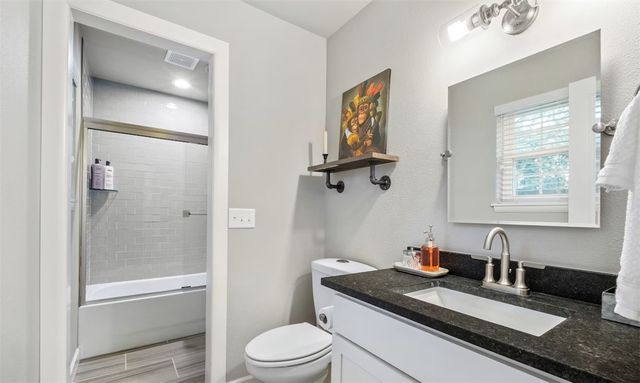 1004 NE 2nd Street, Bentonville, AR 72712