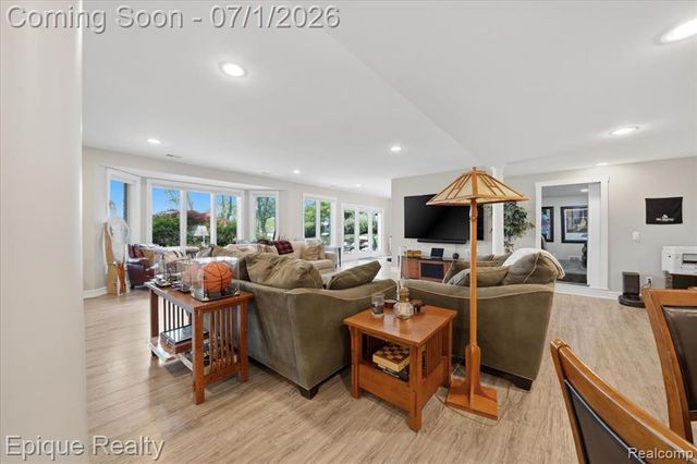 4312 Sashabaw Road, Waterford, MI 48329