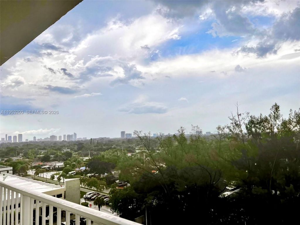 1300 NE Miami Gardens Drive 1001E, Miami, FL 33179