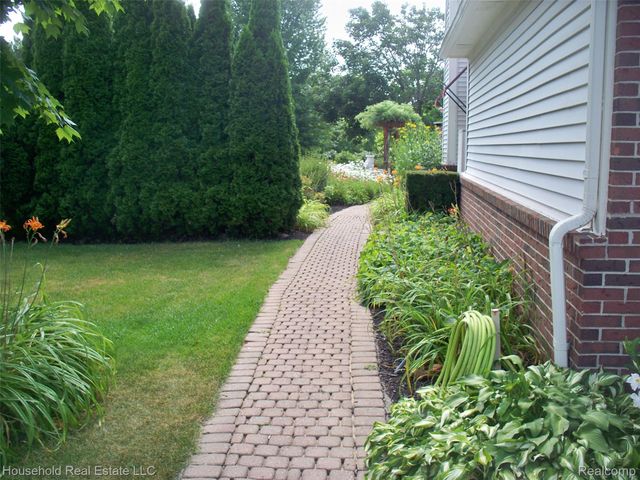 2933 Augusta Drive, Commerce Charter Township, MI 48382