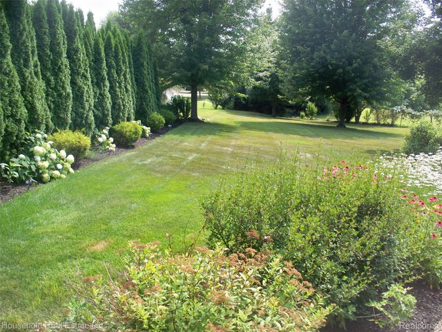 2933 Augusta Drive, Commerce Charter Township, MI 48382