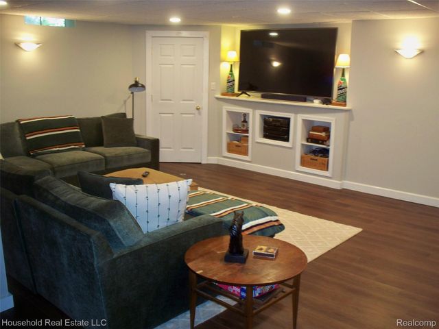 2933 Augusta Drive, Commerce Charter Township, MI 48382