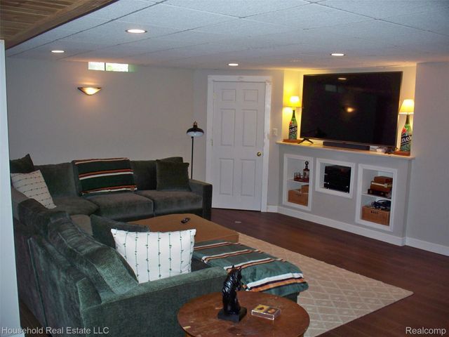 2933 Augusta Drive, Commerce Charter Township, MI 48382