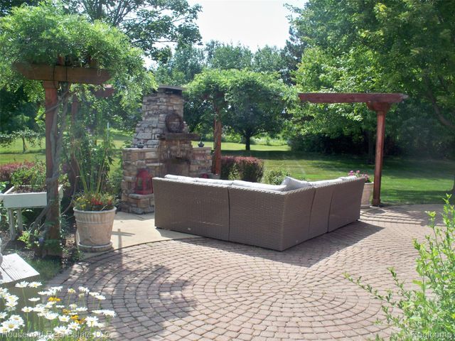 2933 Augusta Drive, Commerce Charter Township, MI 48382