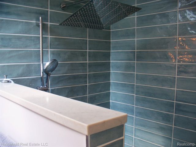 2933 Augusta Drive, Commerce Charter Township, MI 48382