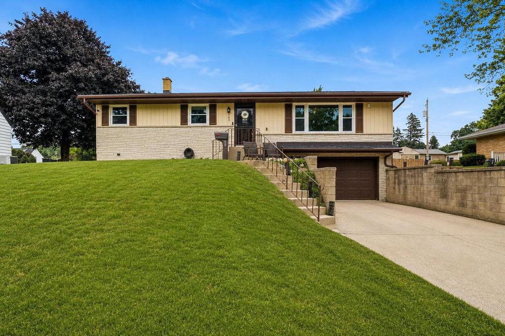 303 S 16th AVENUE, West Bend, WI 53095