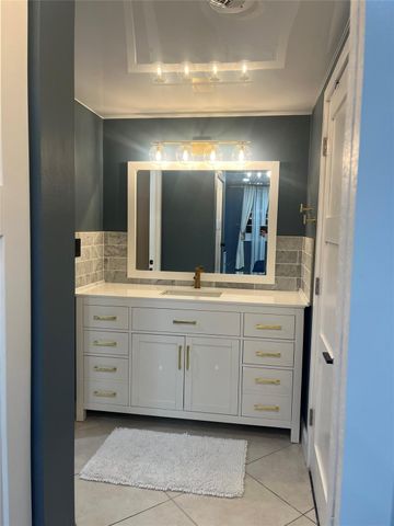 300 Bayview Drive 1911, Sunny Isles Beach, FL 33160