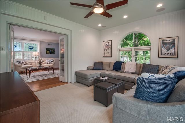 8 Granada Way, Ladue, MO 63124
