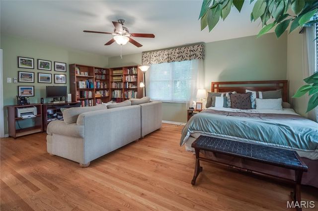 8 Granada Way, Ladue, MO 63124