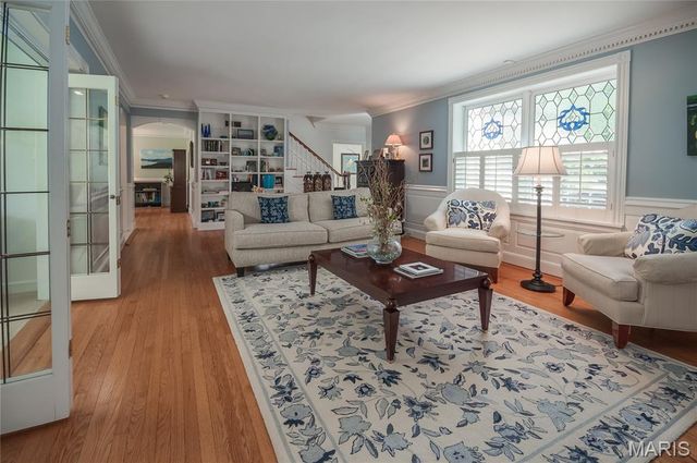 8 Granada Way, Ladue, MO 63124