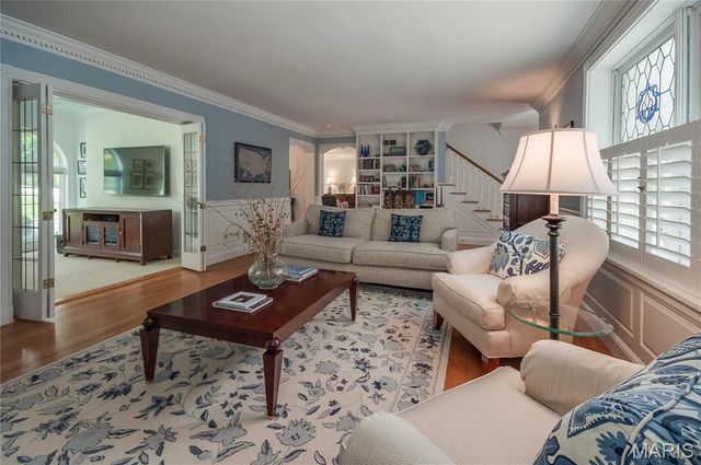 8 Granada Way, Ladue, MO 63124