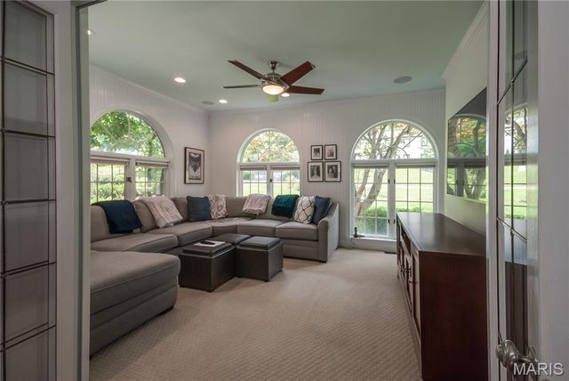 8 Granada Way, Ladue, MO 63124