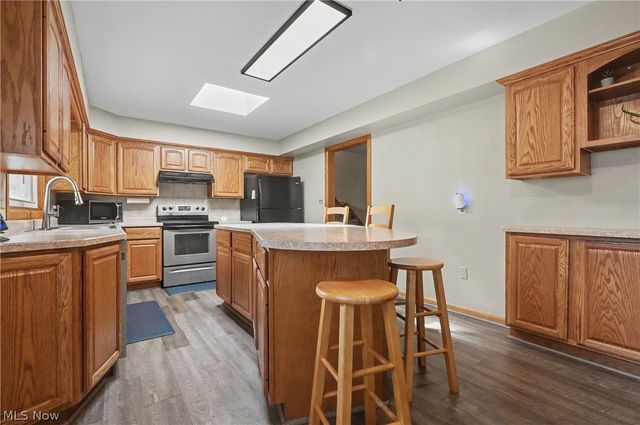 8524 Sleepy Hollow Drive NE, Warren, OH 44484