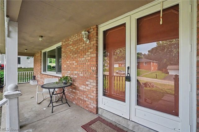8524 Sleepy Hollow Drive NE, Warren, OH 44484