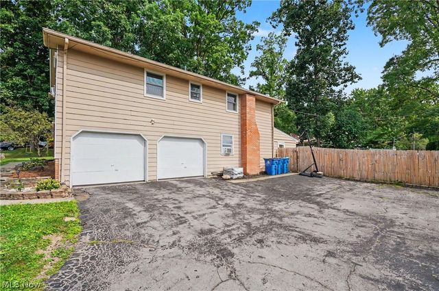8524 Sleepy Hollow Drive NE, Warren, OH 44484