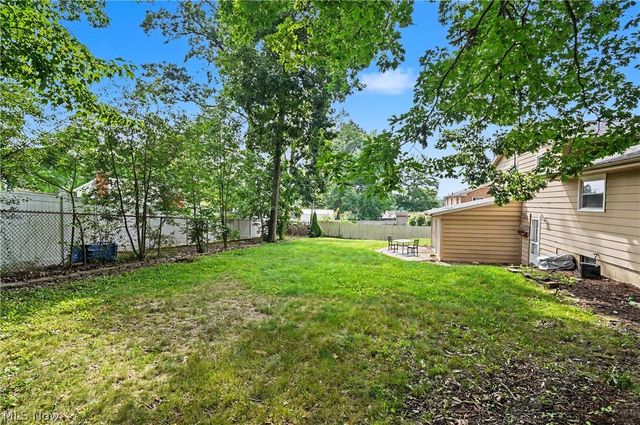 8524 Sleepy Hollow Drive NE, Warren, OH 44484