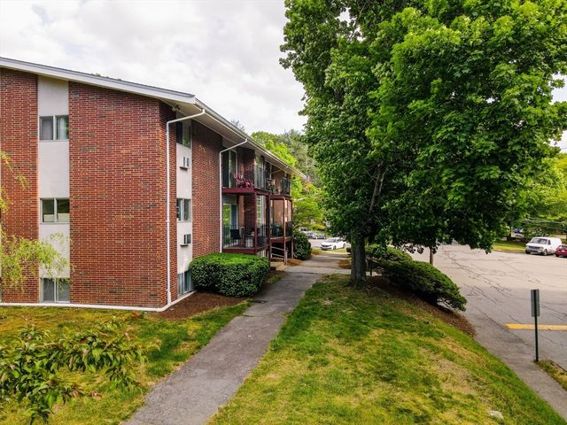 9 Longwood Dr 1, Andover, MA 01810