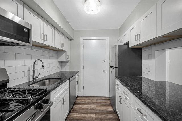 9 Longwood Dr 1, Andover, MA 01810