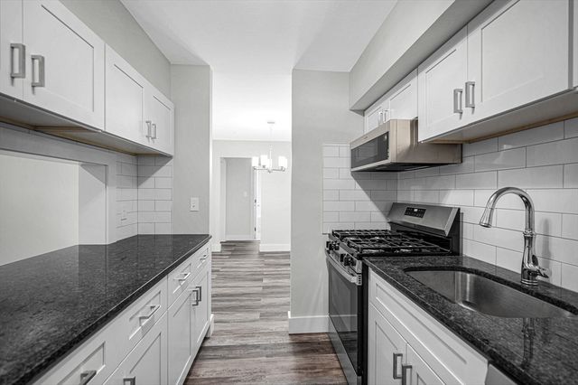 9 Longwood Dr 1, Andover, MA 01810