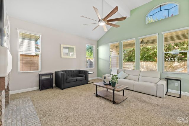 10904 Rockridge Way, Bakersfield, CA 93311