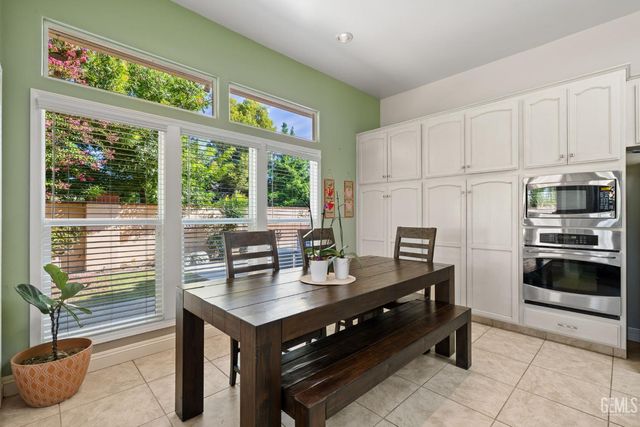 10904 Rockridge Way, Bakersfield, CA 93311