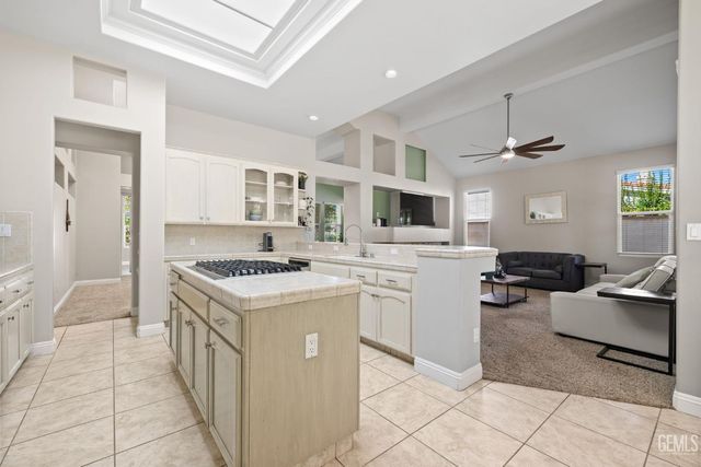 10904 Rockridge Way, Bakersfield, CA 93311