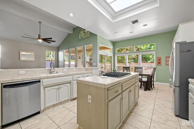 10904 Rockridge Way, Bakersfield, CA 93311