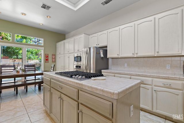 10904 Rockridge Way, Bakersfield, CA 93311