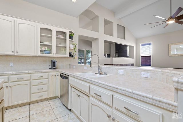 10904 Rockridge Way, Bakersfield, CA 93311