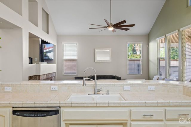 10904 Rockridge Way, Bakersfield, CA 93311