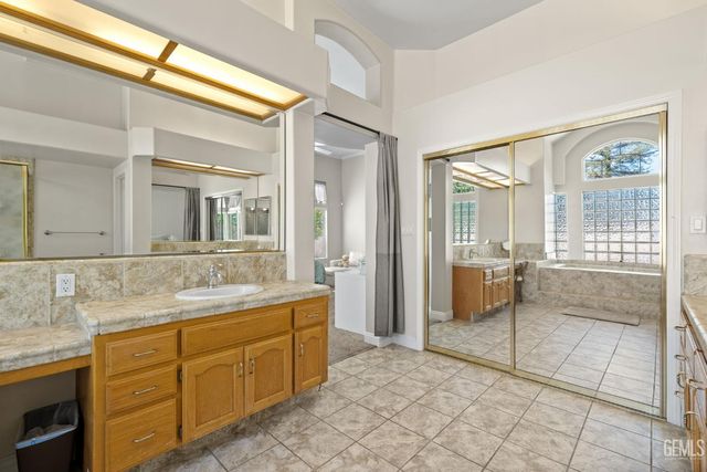 10904 Rockridge Way, Bakersfield, CA 93311