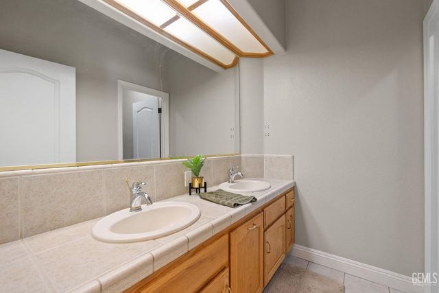 10904 Rockridge Way, Bakersfield, CA 93311