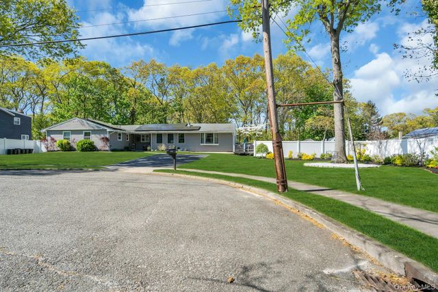 31 Peak Street, Ronkonkoma, NY 11779