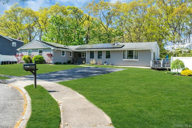 31 Peak Street, Ronkonkoma, NY 11779