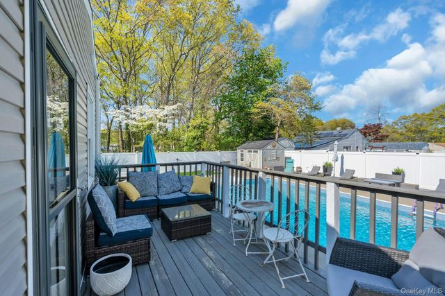 31 Peak Street, Ronkonkoma, NY 11779
