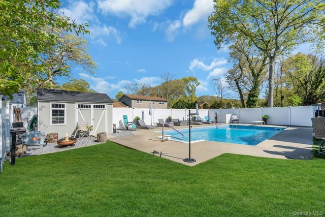 31 Peak Street, Ronkonkoma, NY 11779