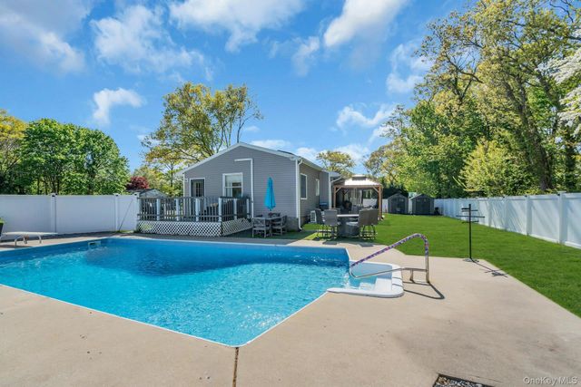 31 Peak Street, Ronkonkoma, NY 11779