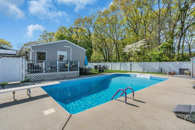 31 Peak Street, Ronkonkoma, NY 11779