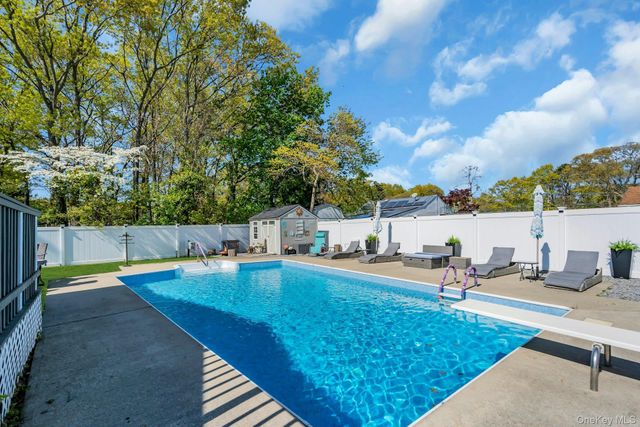 31 Peak Street, Ronkonkoma, NY 11779
