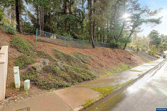 Camellia Dr S, Salem, OR 97302