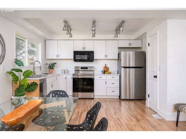 11835 Se VALLEY VIEW Ter, Happy Valley, OR 97086