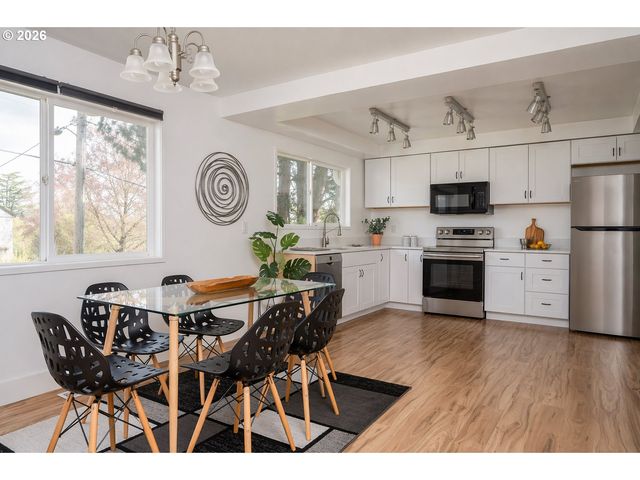 11835 Se VALLEY VIEW Ter, Happy Valley, OR 97086