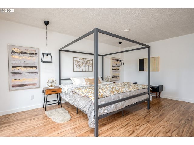 11835 Se VALLEY VIEW Ter, Happy Valley, OR 97086