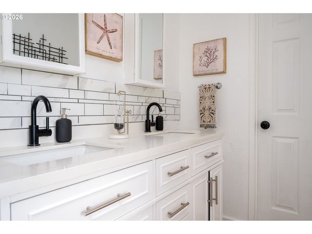 11835 Se VALLEY VIEW Ter, Happy Valley, OR 97086